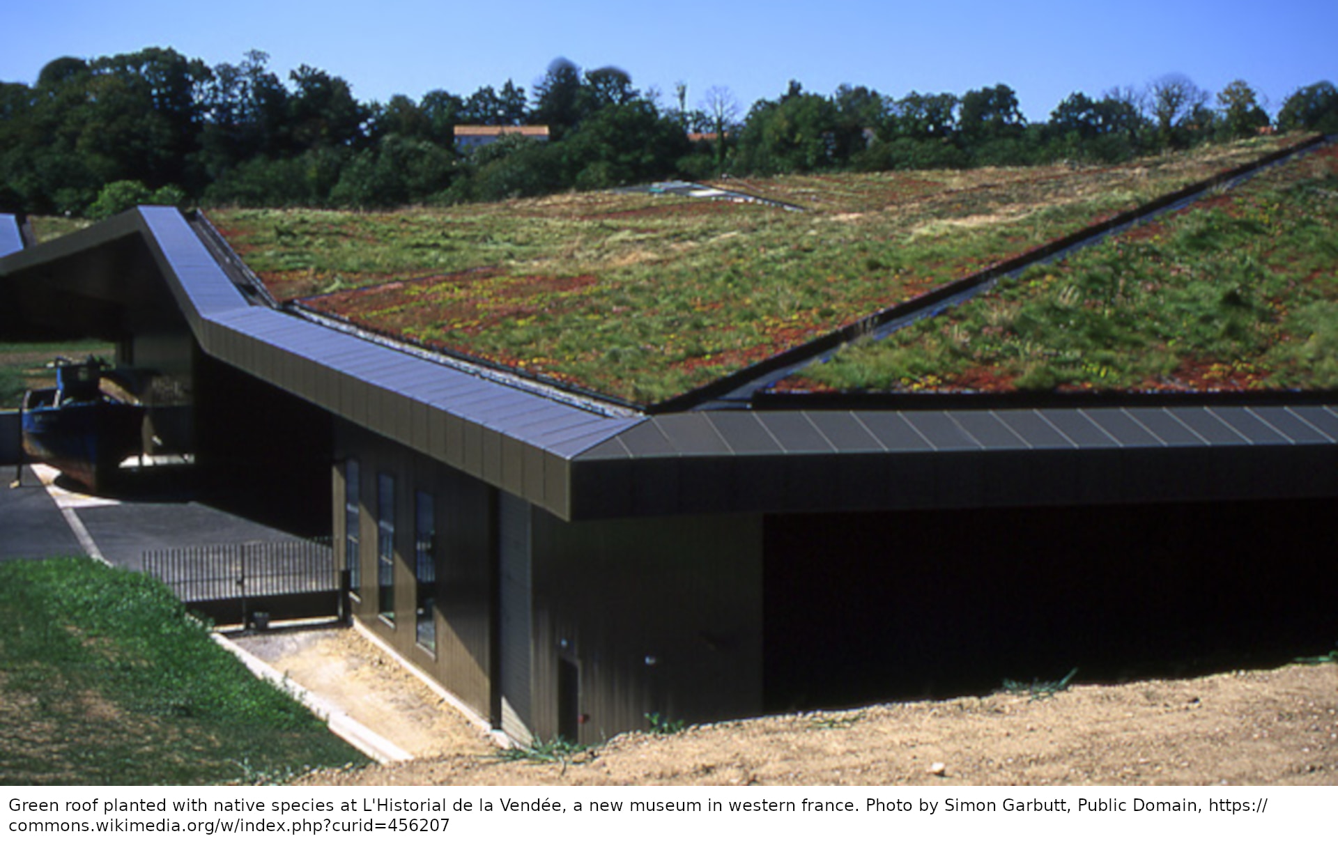 E-01a Green_Roof_at_Vendée_Historial,_les_Lucs